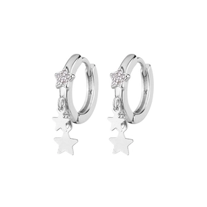 Vue détaillée des boucles d'oreilles créoles S925 étoile double avec zircons et glands
