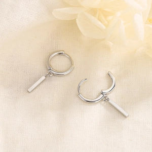 Minimalist S925 silver geometric bar huggie earrings on a rustic linen background