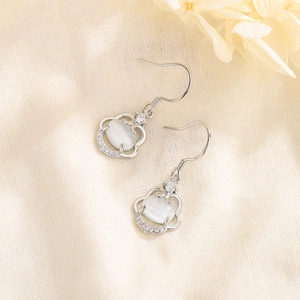 Boucles d'oreilles élégantes en argent S925 avec pierre œil-de-chat et design Ruyi