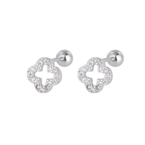 Détail de boucles d'oreilles trèfle en argent s925 avec fermoir à vis et pierres brillantes