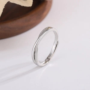 Bague ajustable en argent s925 avec finitions croisées polies et dépolies élégantes