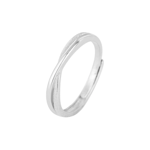 Bague réglable minimaliste en argent S925 avec un design torsadé mat et poli élégant