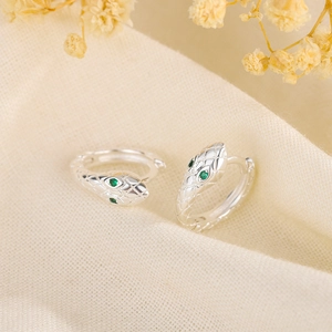 Snake hoop earrings in S925 silver with green gemstone eyes and textured scales