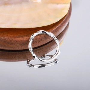 Anello aperto in argento sterling S925 a corda intrecciata con piccoli zirconi