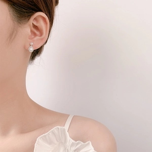 Boucles d'oreilles perles élégantes avec pendentif goutte en zircon portées par mannequin