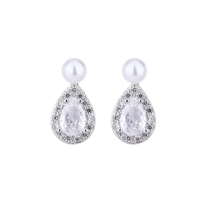 Détail de boucles d'oreilles perles avec cristaux en goutte et halos de zircons pavés