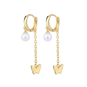 Détail de boucles d'oreilles papillon dorées avec perles, chaînes et poinçon S925