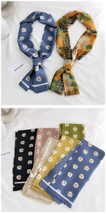 Vue détaillée de foulards étroits en satin à imprimés floraux et tropicaux variés