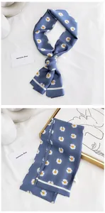 Vue détaillée d'un foulard en soie bleu avec motif pâquerettes pour cou ou sac