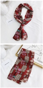 Détail d'un foulard en soie rouge avec motifs de lotus élégants et texture lisse