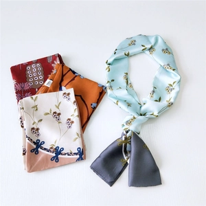 Élégants foulards étroits en soie pour femmes avec divers motifs floraux et imprimés