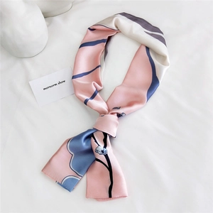 Élégant foulard en soie rose avec imprimé floral abstrait bleu sur fond de tissu blanc