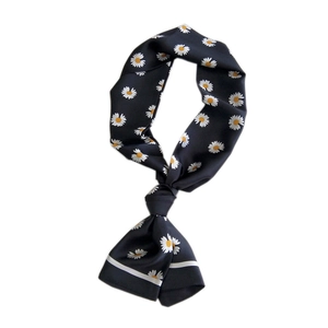 Écharpe étroite en soie noire avec motif floral marguerite blanche pour femmes