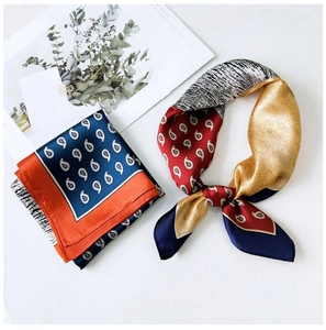 Detail eines Seidenschals mit Paisley-Muster, Rollsaum und glatter Satin-Textur