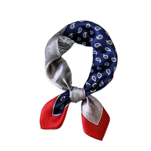 Seidenquadrattuch mit Paisley-Muster in Rot, Marineblau und Silbergrau Design
