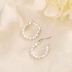 Élégantes créoles en argent sterling S925 avec un design de perles texturées pour femmes