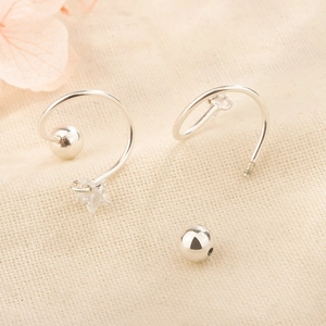 Elegante rotierende Sternohrringe aus Silber mit Glitzer-Strasssteinen und Schraubverschluss
