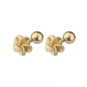 Boucles d'oreilles fleur dorée avec pétales mats et fermoir à vis boule sécurisé
