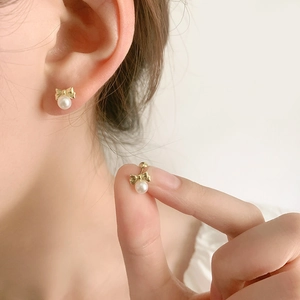 Élégantes boucles d'oreilles nœud doré et perle avec fermoir à vis pour femme