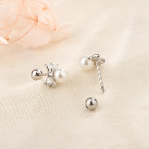 Boucles d'oreilles perles avec nœud et fermoir à vis en finition argentée
