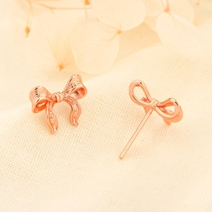 Eleganti orecchini a perno a fiocco in oro rosa con trama fine e stile minimalista