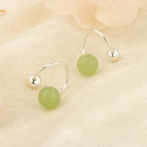 Détail de boucles d'oreilles S925 en argent avec perles de jade vert et fermoir vis