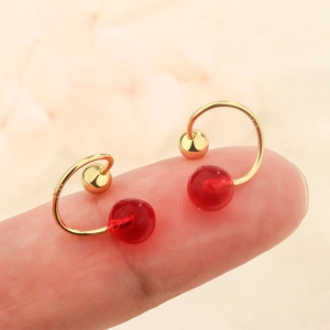 Boucles d'oreilles C en argent S925 avec perle rouge translucide et boule dorée