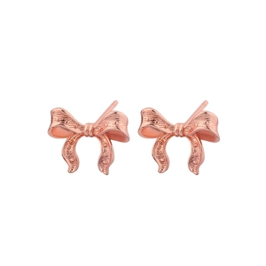 Eleganti orecchini a lobo con fiocco in oro rosa e finitura metallica su sfondo bianco