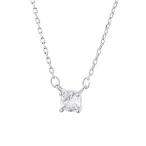 Macro detail of a 925 silver necklace featuring a brilliant-cut cubic zirconia in 4-prong setting