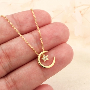 Collier minimaliste en or avec pendentif étoile et lune serti de cristaux de zircone