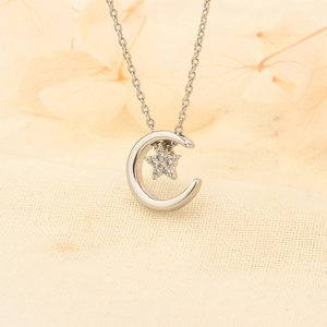 Collier élégant avec pendentif étoile et croissant de lune serti de pierres brillantes