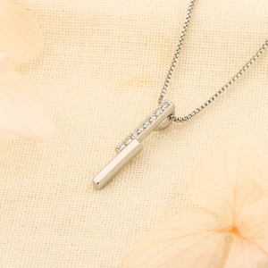 Minimalist 925 silver necklace featuring a geometric bar pendant with cubic zirconia