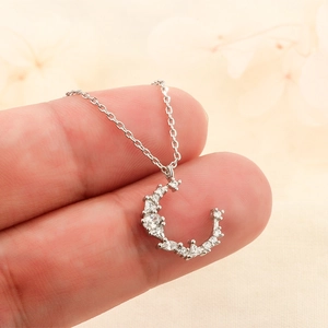 Élégant collier pendentif croissant de lune argenté avec pierres serties étincelantes