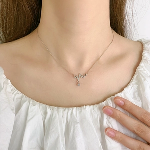 Elegante collana a battito cardiaco con cristalli indossata per un look minimalista