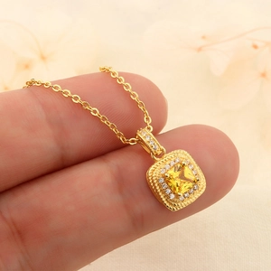 Collier doré de luxe avec pendentif cristal jaune carré et accents étincelants en zircon