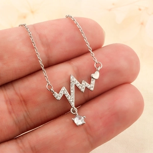 Collana in argento sterling con ciondolo battito cardiaco e zircone su modella