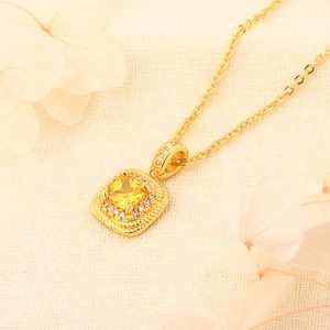 Collier doré avec pendentif carré en cristal jaune serti de petites pierres blanches