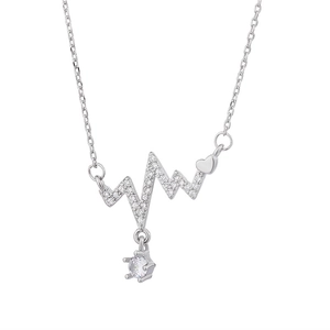Collana battito cardiaco in argento con pavé di zirconi e ciondolo a cuore su sfondo bianco