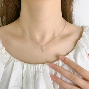 Collier élégant S925 en argent avec pendentif éclair en cristal sur mannequin