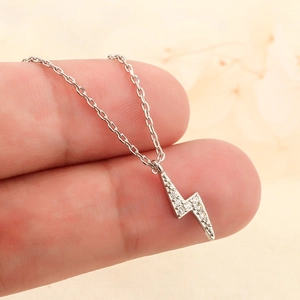 Collier éclair délicat en argent S925 orné de zircons scintillants au design minimaliste