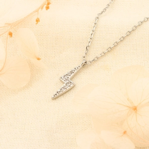 Collier minimaliste en argent S925 avec pendentif éclair étincelant et pierres zircons
