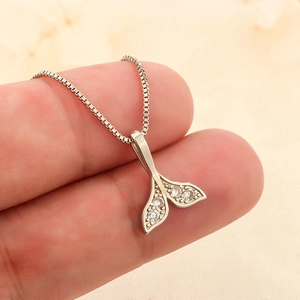 Magnifique collier queue de sirène en argent avec des pierres de zircone brillantes
