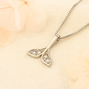 Collier élégant avec pendentif queue de sirène en argent et zircons sur tissu tissé