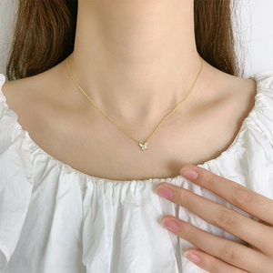 Collier papillon élégant en or avec pendentif nacre blanche pour femme