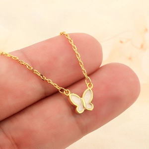 Collier élégant avec pendentif papillon doré et émail blanc pour femmes