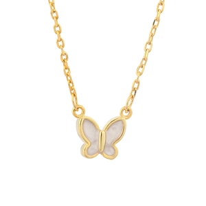 Détail macro du pendentif papillon avec ailes en nacre blanche et chaîne dorée