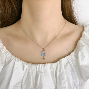 Elegante Halskette mit Mond und Stern sowie irisierendem Opal-Anhänger für Damen