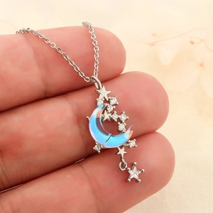 Schicke Halskette mit Halbmond und Sternen, irisierender blauer Stein für Damen