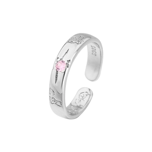 Dettaglio anello in argento S925 con pietra rosa e incisione a forma di gatto