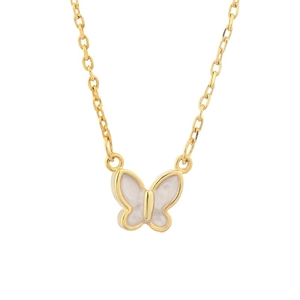 Collier doré minimaliste avec pendentif papillon blanc présenté sur un fond blanc épuré